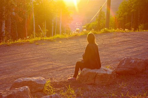 适合难过心情沮丧时发的说说 我们都是一边遗忘一边生活的2