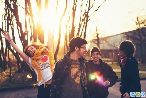 关于青春的个性说说心情短语：看似荒芜的青春，却是我们一生一世的认真2