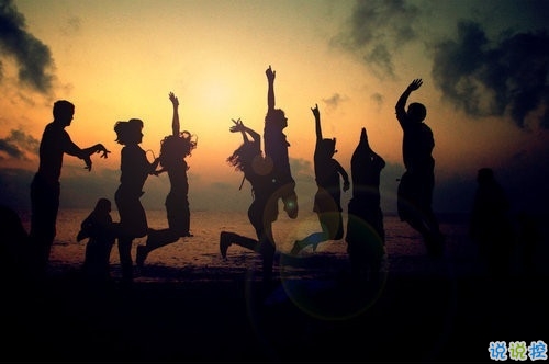 关于青春的个性说说心情短语：看似荒芜的青春，却是我们一生一世的认真1