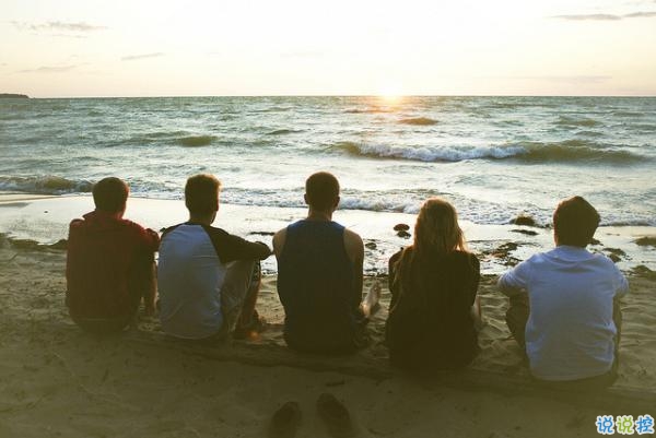 关于青春的个性说说心情短语：看似荒芜的青春，却是我们一生一世的认真3