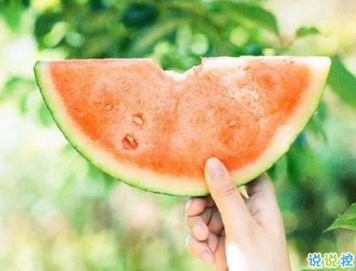晒西瓜的句子简短带图片 夏天关于西瓜的说说8