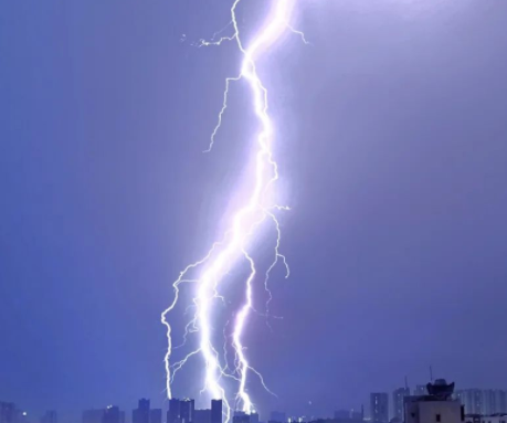 狂风暴雨电闪雷鸣的说说 风雨很大的心情说说1