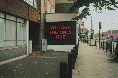 被寂寞包围的一个人的心情说说 一个人感到忧伤沮丧的说说1