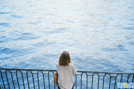 一个人也要温暖起来女生喜欢的小清新句子 想在烟花绽放时扑到你的怀里1